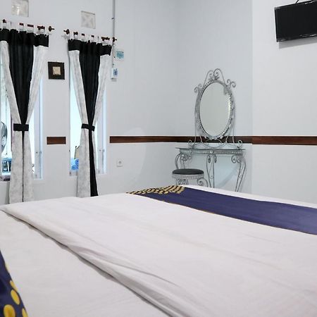 Spot On 1944 Inezdior Hotel Padang Kültér fotó